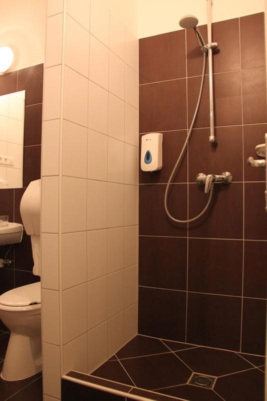 Teke Bowling Centrum Es Sport Panzio Szeged Phòng bức ảnh